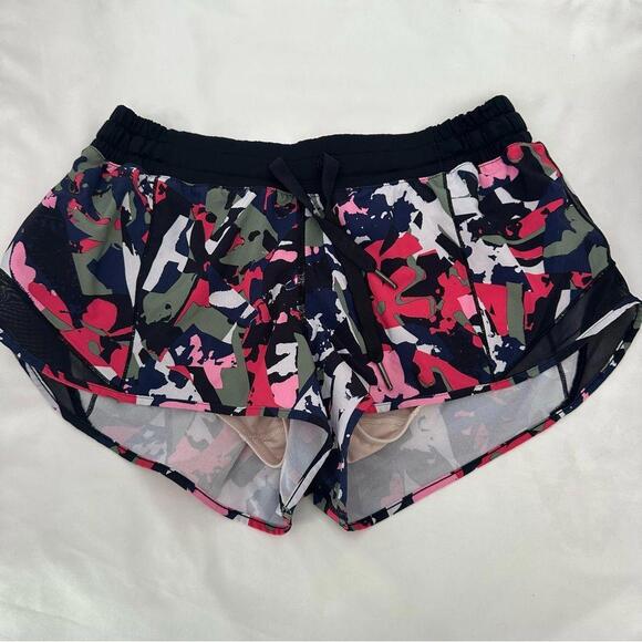 Lululemon Women's Hotty Hot Short Pop Cut Boom Juice Multi / Black - Picture 3 of 5
